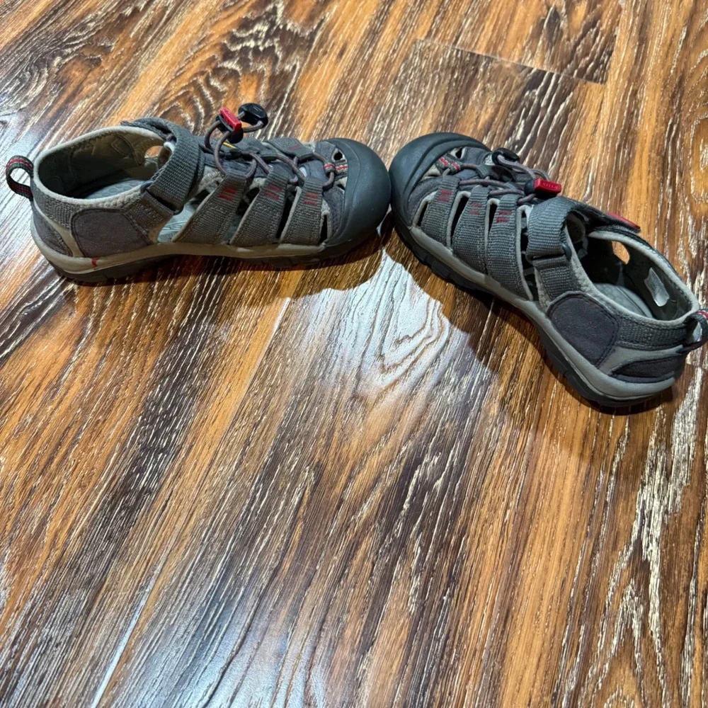 Keen Newport H2 Kids Size 2 Gray Red Waterproof Sport Sandals Shoes 34 EU